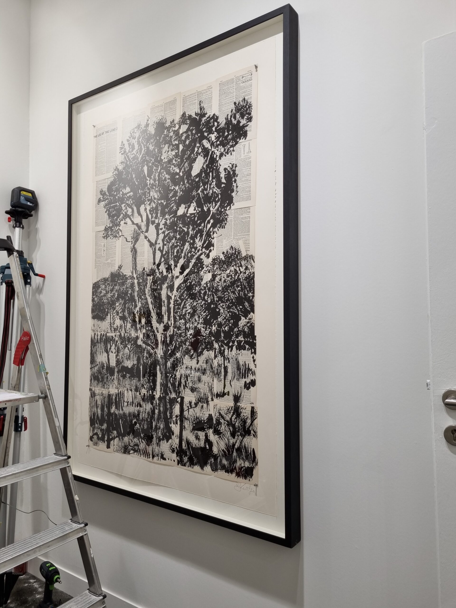 encadrement accroché par nos services de régie d'art 