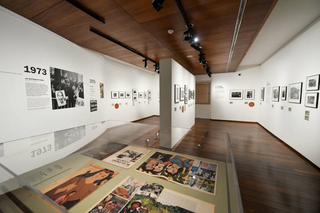 mise en place de vitrines pour l'exposition dédiée à Marc Riboud au Musée Guimet