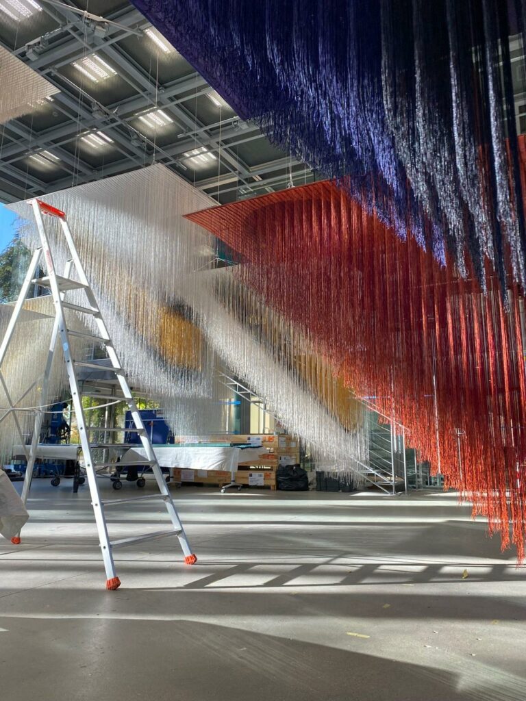 Installation en cours des oeuvres monumentales d'Olga De Amaral à la Fondation Cartier pour l'art Contemporain