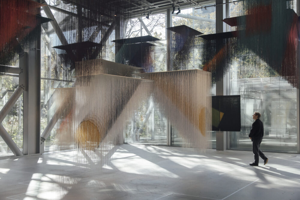 Vue d'exposition de l'exposition Olga De Amaral - Fondation Cartier pour l'Art Contemporain