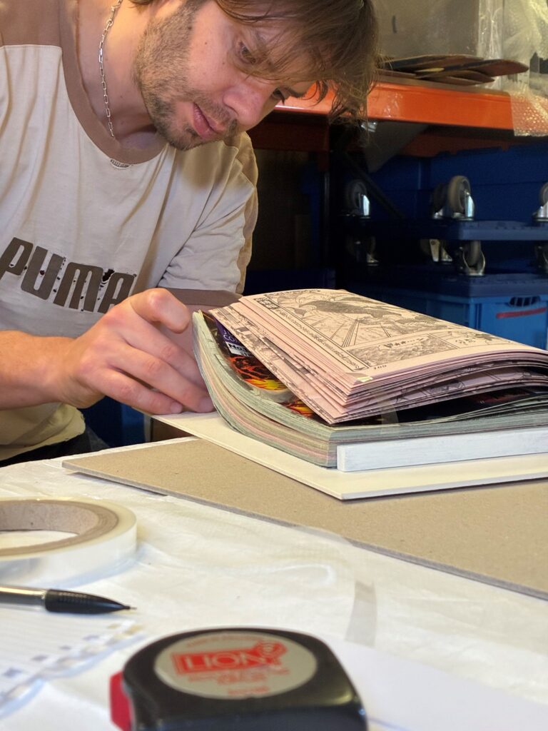 Montage sur carton d'un manga pour l'exposition au musée guimet 