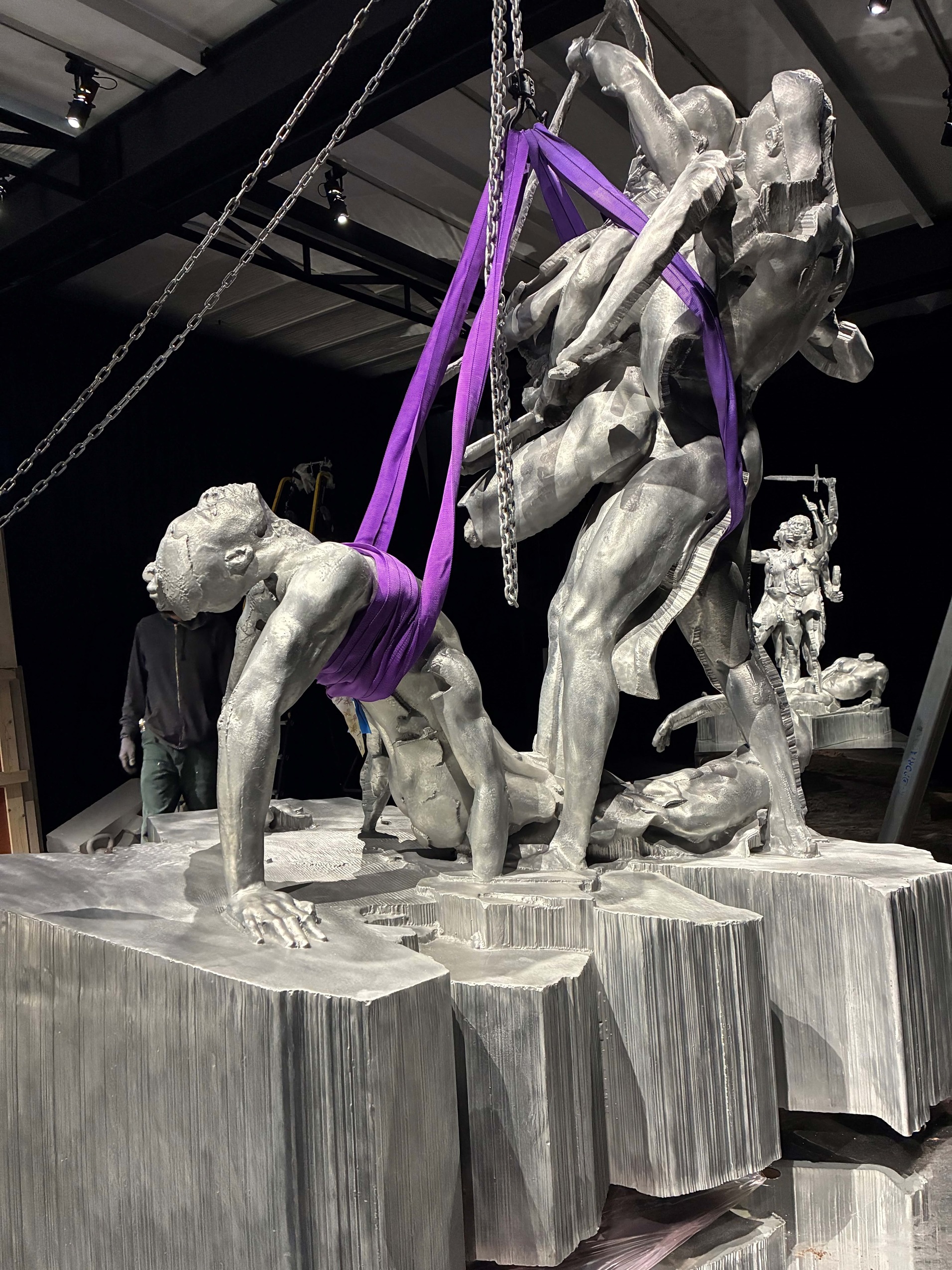 sanglage et levage d'une statue